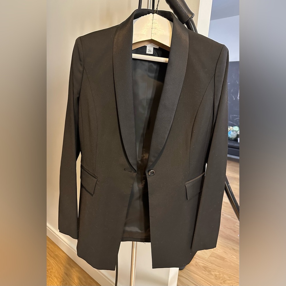 Woman’s Tuxedo Blazer size 4 blac